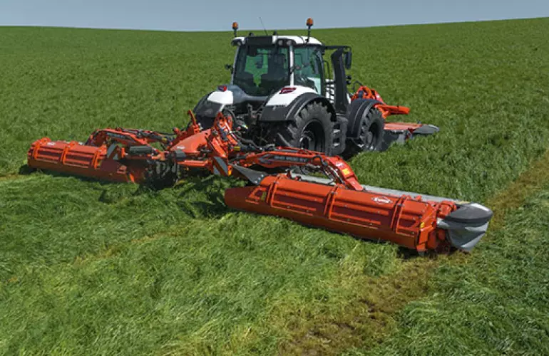 Faucheuse GMD 9530 RV à groupeur à vis au travail