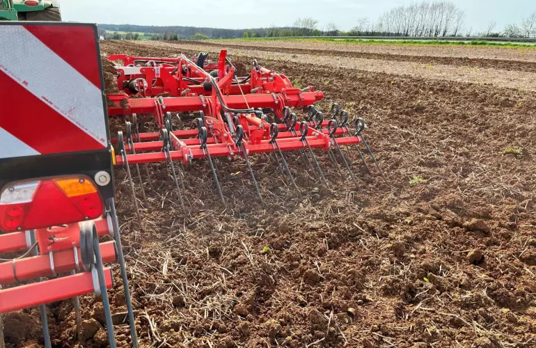 La triple herse maintient les résidus en surface