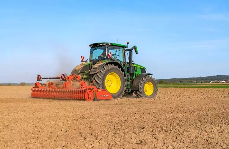 Herse rotative HR 6030 RCS au travail avec un tracteur John Deere