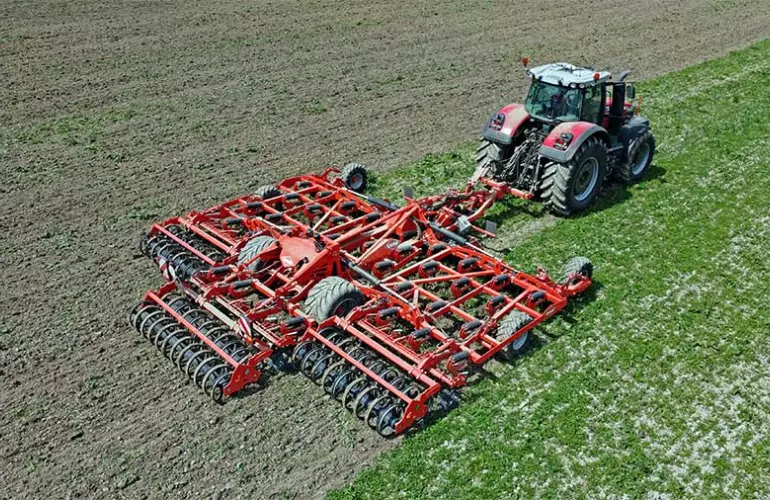 Déchaumeur à dents HIGHLANDER au travail