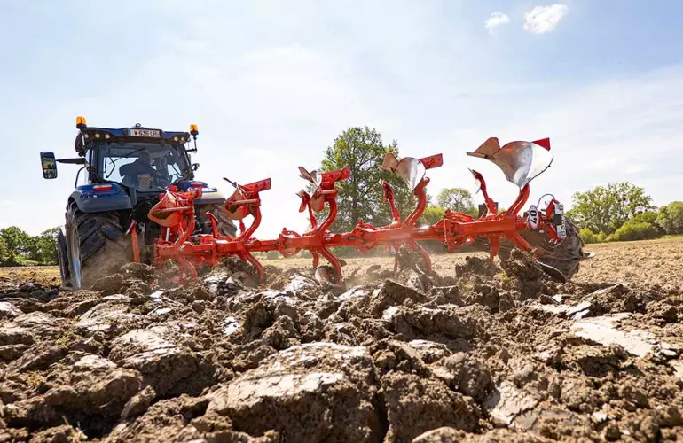 Nouvelle gamme de charrue portée MASTER M au travail