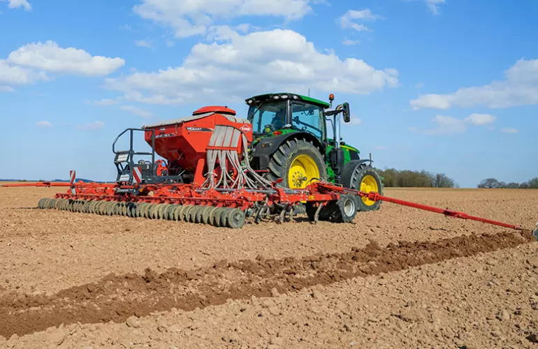 Semoir pour semis simplifié à dents MEGANT 722R au travail