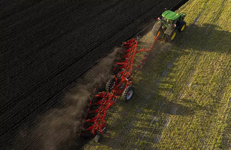 Charrue semi-portée MULTI-CHALLENGER XT au travail