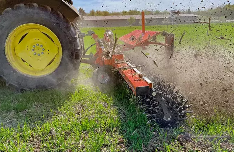 Houe rotative STARLINER au travail