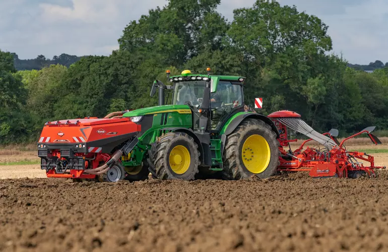 TF 2300 C en travail dans le champ