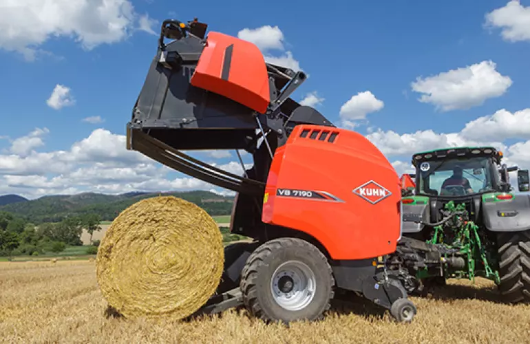 Presse à balles rondes VB 7190 en train d'éjecter une balle de paille