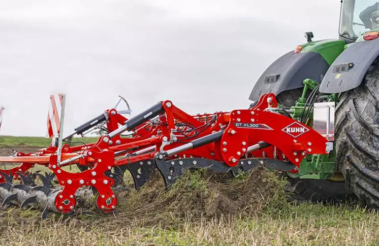 Décompacteur ameublisseur DT KUHN au travail