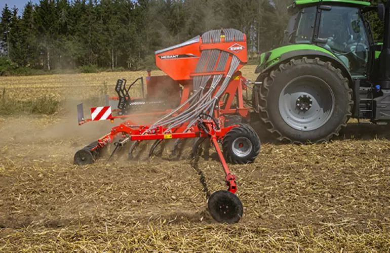 Photo d'un semoir Megant KUHN vue de profil