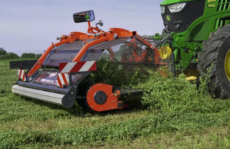 MERGE MAXX 440 F working in the field