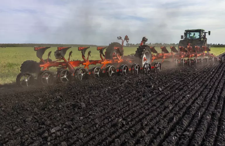The DUOLINER roller crumbles and compacts the soil ploughed by the MULTI-CHALLENGER XT plough.