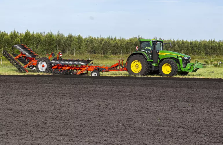 L'articulation de bâti de la MULTI-CHALLENGER XT permet de relever la partie arrière de la charrue.