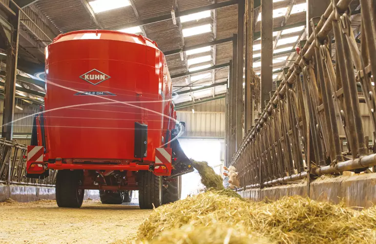 Mélangeuse agricole PROFILE dans une étable en pleine distribution aux vaches