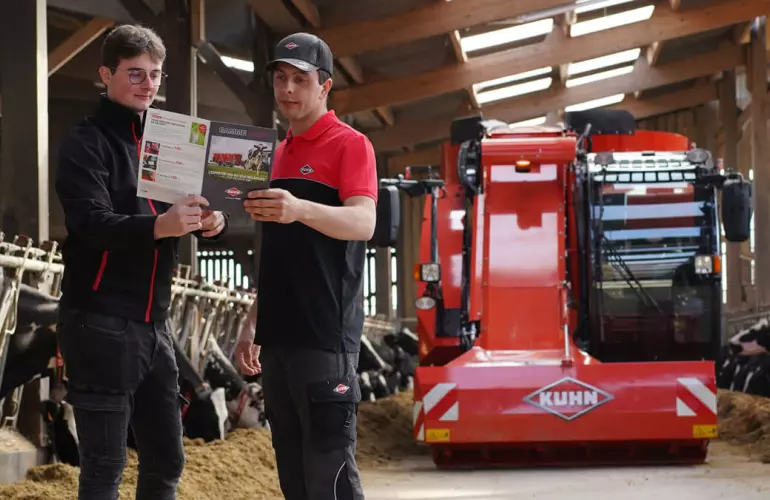 Vue sur une discussion avec un expert KUHN et client pour mélangeuse automotrice SPV