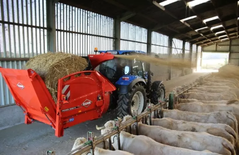 Pailleuses et Pailleuses distributrices PRIMOR en action dans un hangar