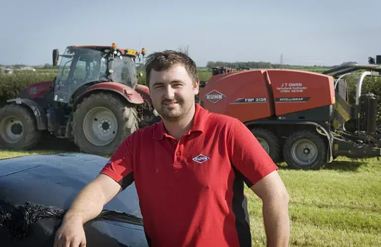 Photo portrait de John Owen, qui témoigne de son achat d'un combiné presse-enrubanneuse.