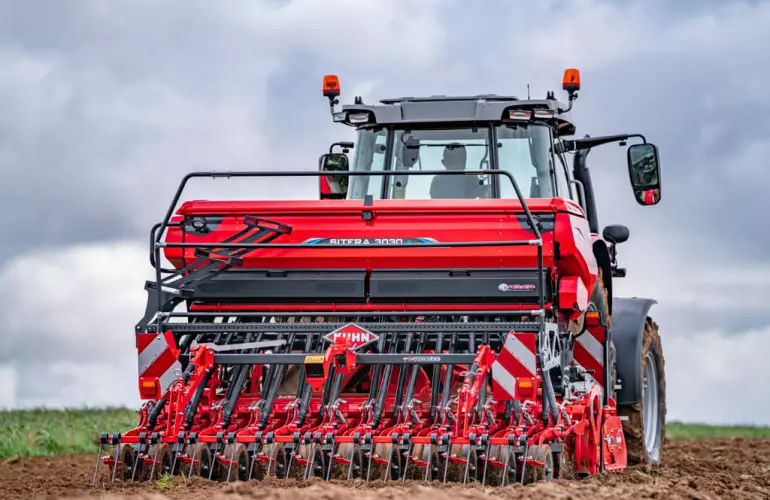 Vue d'un combiné de semis mécanique SITERA au travail