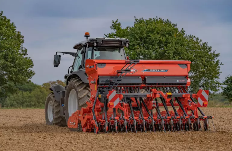 Semoir combinés de semis Sitera 320 KUHN en action