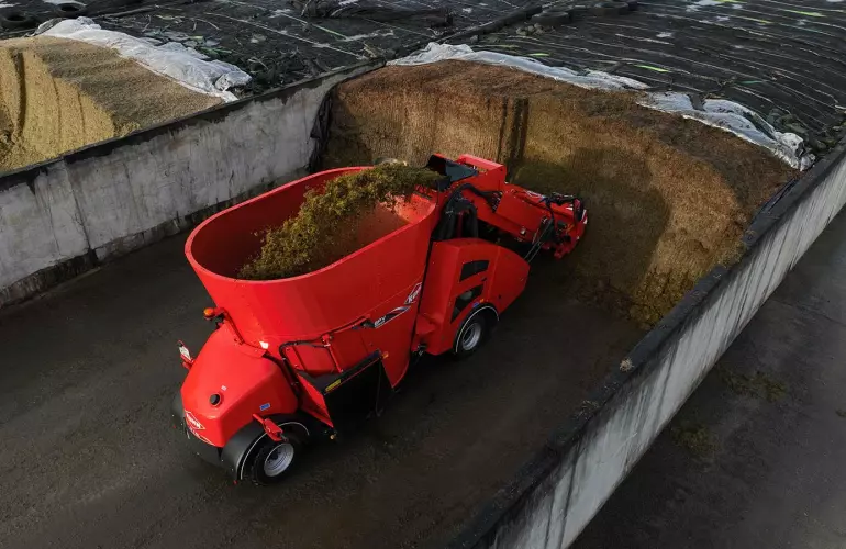 Mélangeuse automotrice SPV Power en train de désiler un silo de maïs ensilage