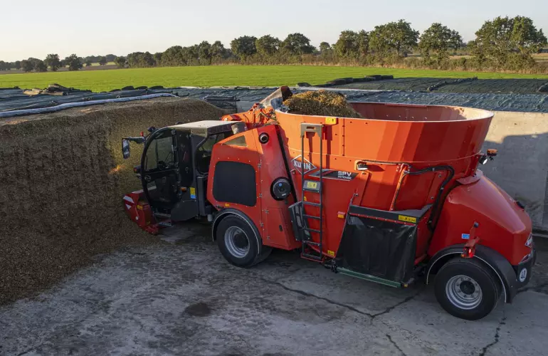 Photo illustrant une mélangeuse automotrice KUHN SPV Power