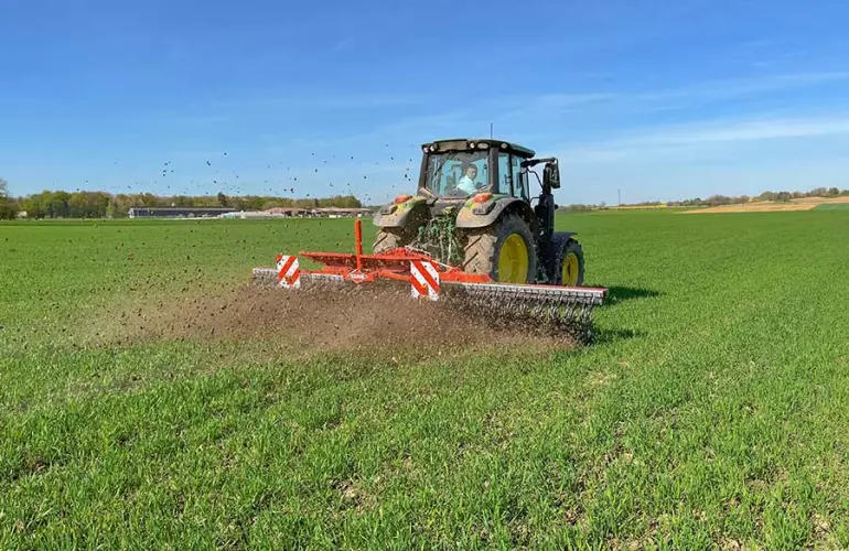 Houe rotative STARLINER au travail