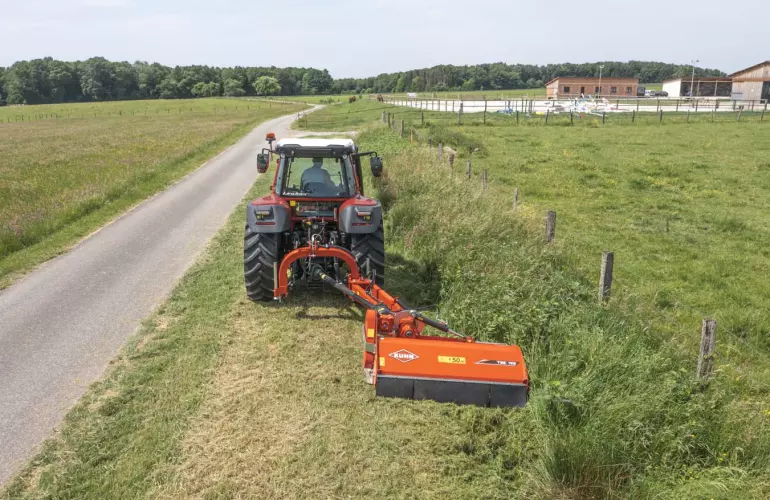 Vue sur le broyeur d'accotement TBE 192 au travail KUHN