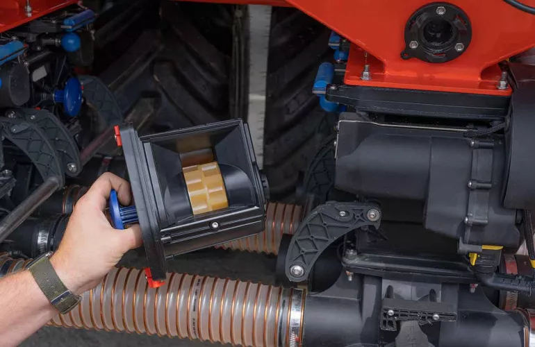 Vue d'une cassette du doseur OPTISEED de la trémie frontale TF 2300 C