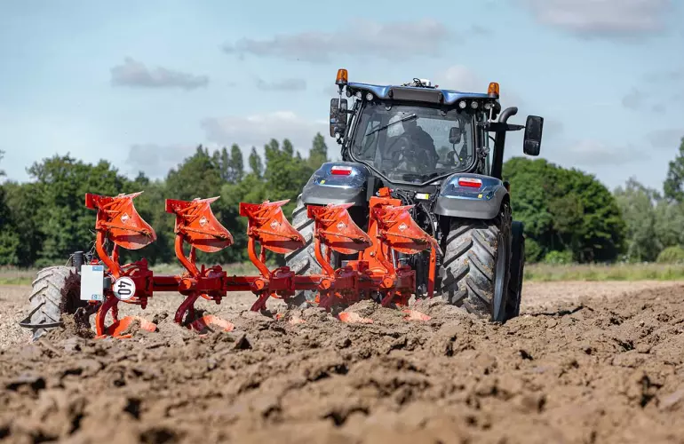 Vue d'une charrue VARi-MASTER M dans un champ