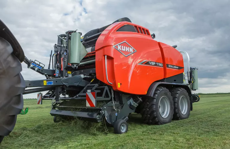 VBP 7100 baler-wrapper combination at work