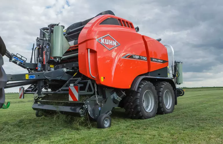 Chantier l'enrubannage réalisé avec une presse-enrubanneuse VBP 7190