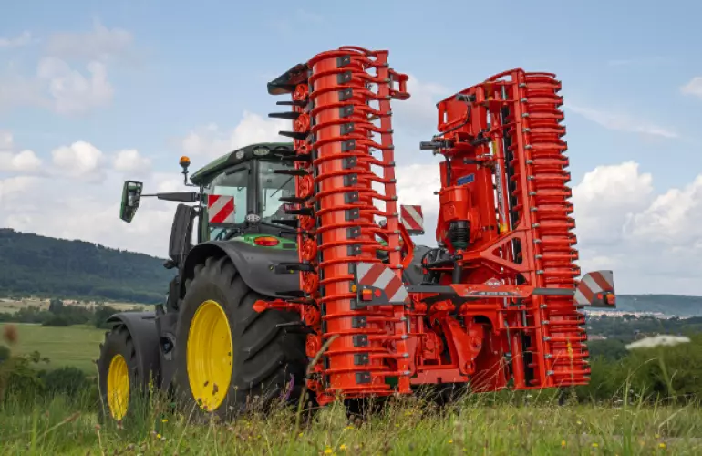 Herses rotative HR 6030 RCS sur la route 