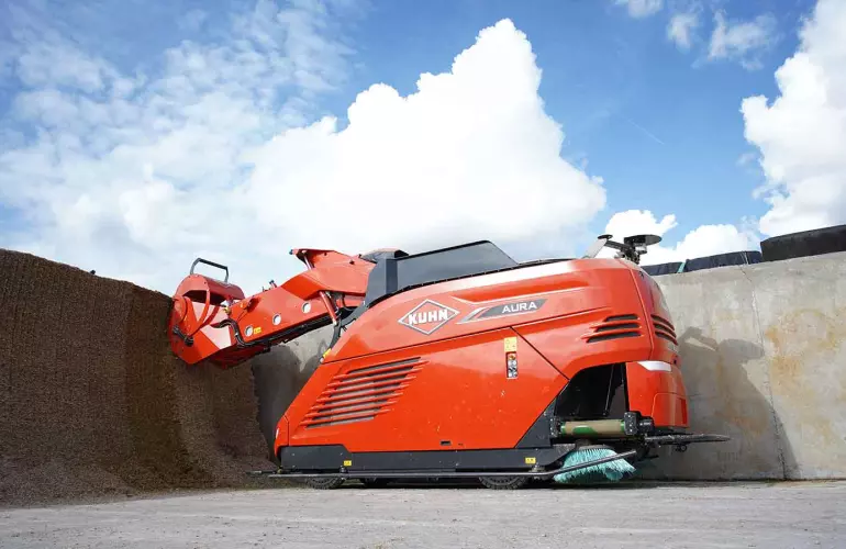 Mélangeuse automotrice autonome AURA en train de désiler de l'ensilage de maïs