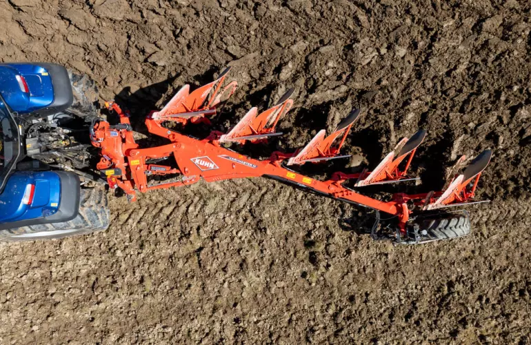 Vue aérienne de la charrue portée VARI-MASTER M en action 