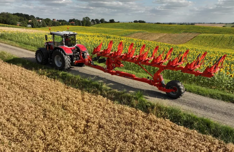 Charrue semi-portée VARI-CHALLENGER au transport sur la route
