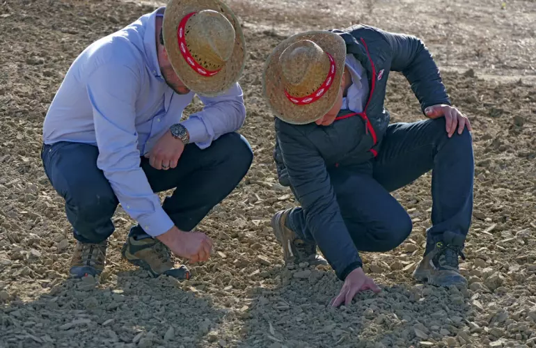 analyse du sol par deux personnes après le forage direct