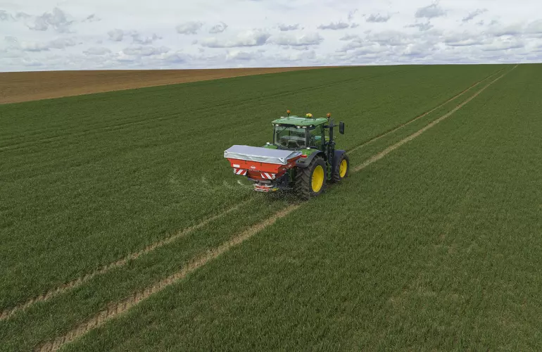 Vue sur l'épandeur d'engrais MDS 20.2 au travail en champs de culture maïs