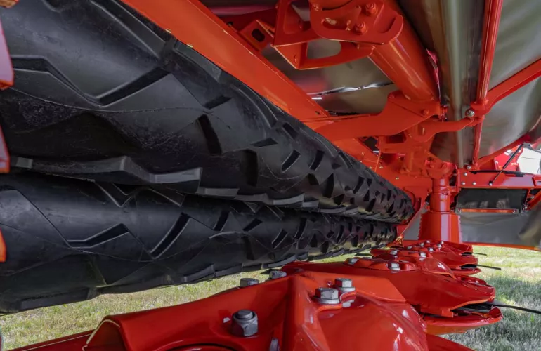 Vue en détail sur le conditionneur à rouleau d'une faucheuse à disques FC3515 R