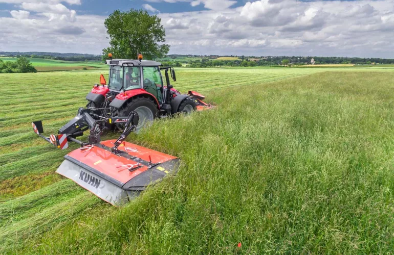 Vue sur la faucheuse tambour PZ 3015 au travail de fauche en plein champs