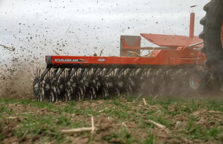 Vue sur une houe rotative KUHN d'occasion