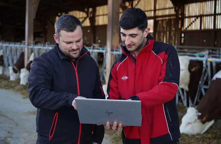 é ppersone qui analysent lé projet d'AURA
