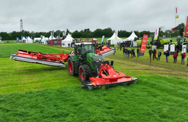 Démo faucheuse portée salon de l'herbe KUHN