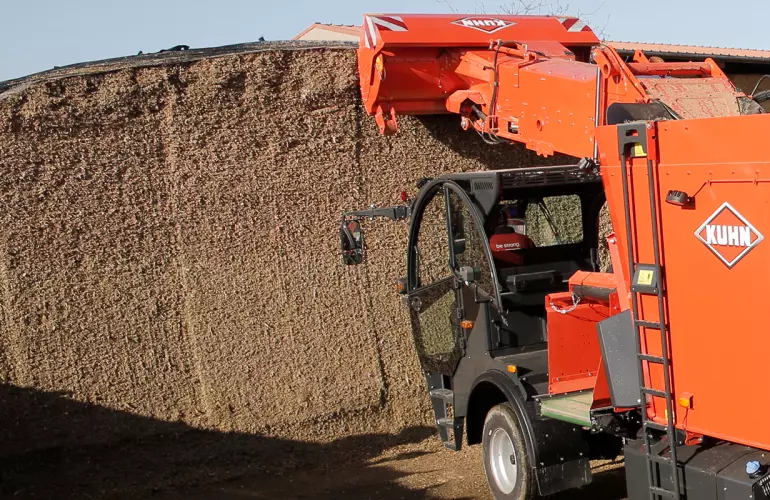 Mélangeuse automotrice SPV en action au silo