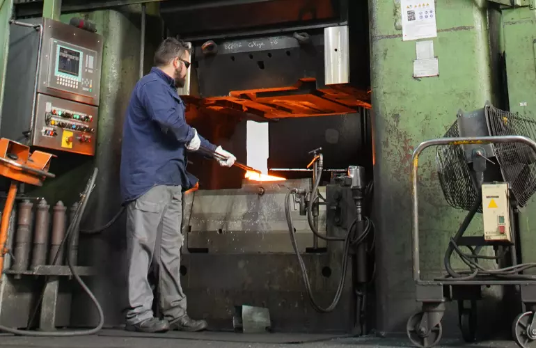 Photo illustrant la fabrication des socs de charrue KUHN