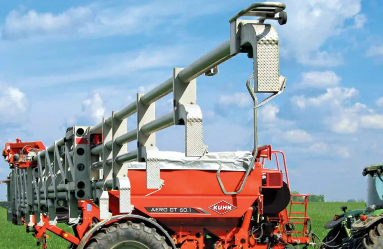 Photo Distributeur d'engrais pneumatique AERO GT en action