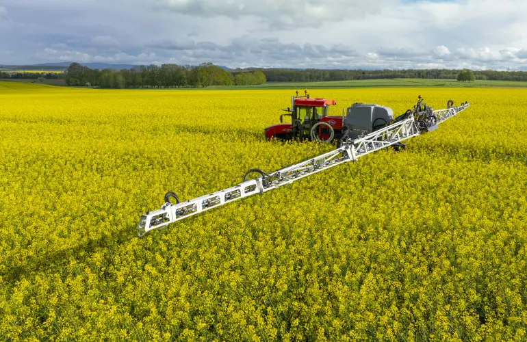 Photo de l'automoteur de pulvérisation ARTEC RS20 dans un champ de colza au travail