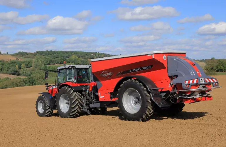 Le distributeur d'engrais AXENT au travail dans le champs