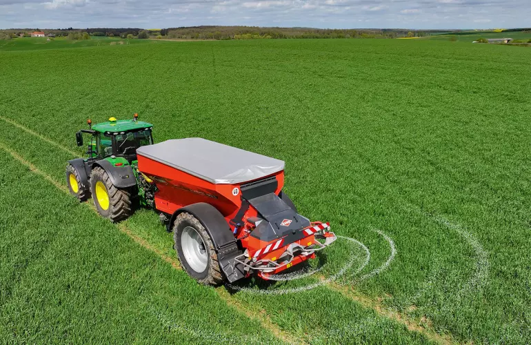 Le distributeur d'engrais AXENT au travail dans le champs