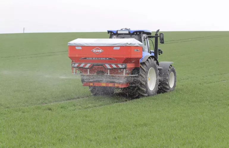 Epandeur à engrais AXIS 50.2 H-EMC-W ISOBUS en action