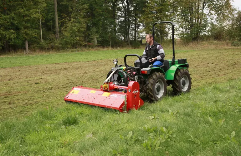 Photo du broyeur d'entretien du paysage BE 16 au travail