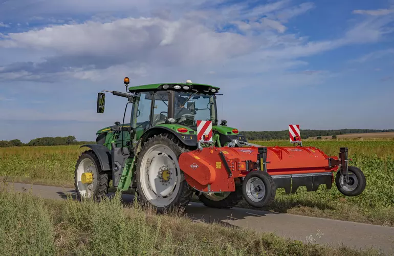 Le broyeur BFP 320 au transport sur une route de Picardie
