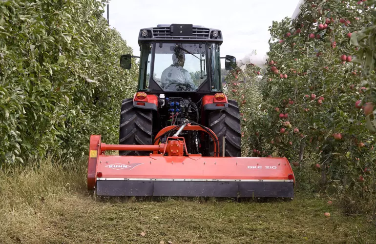 Photo du broyeur d'entretien du paysage BKE 250 en action vue de face